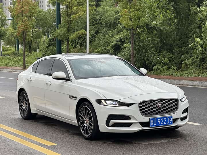 Фото 4 - Jaguar XE L
