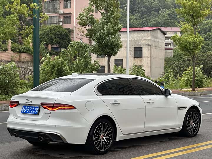 Фото 6 - Jaguar XE L