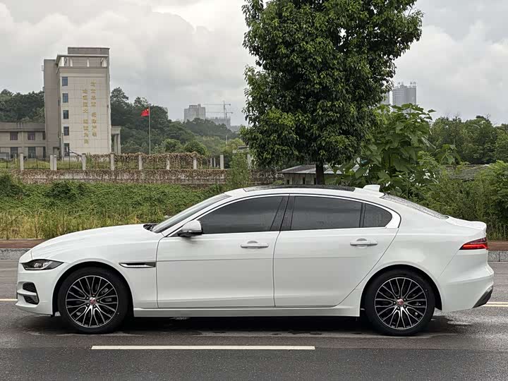 Фото 8 - Jaguar XE L