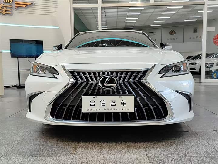 Фото 2 - Lexus ES