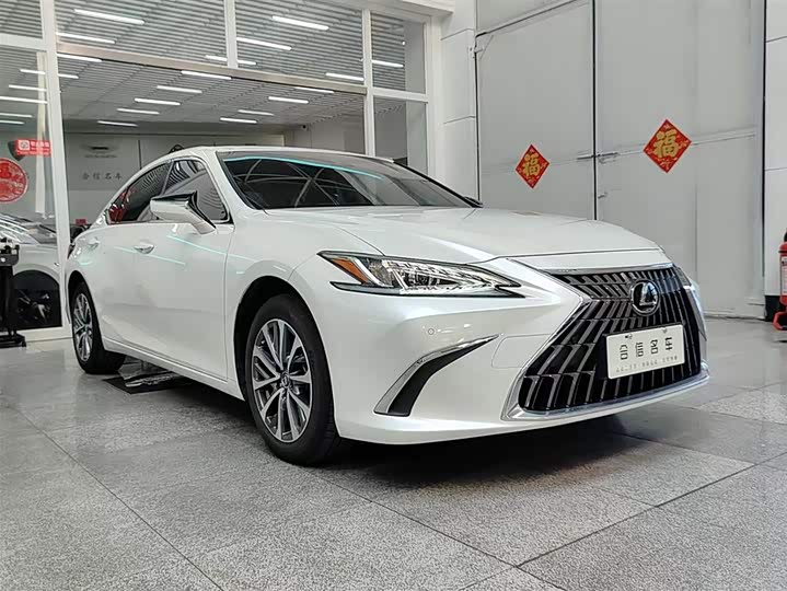 Фото 3 - Lexus ES