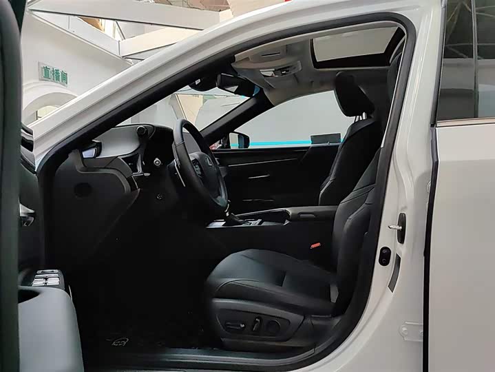 Фото 5 - Lexus ES