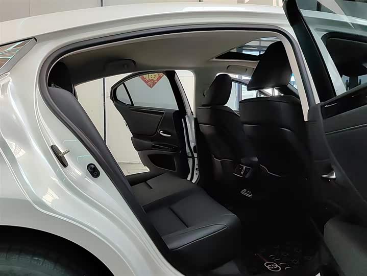 Фото 7 - Lexus ES