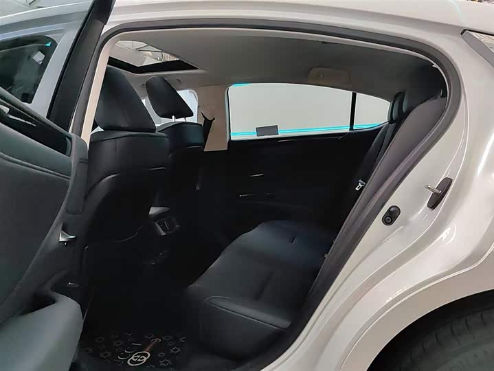 Фото 8 - Lexus ES