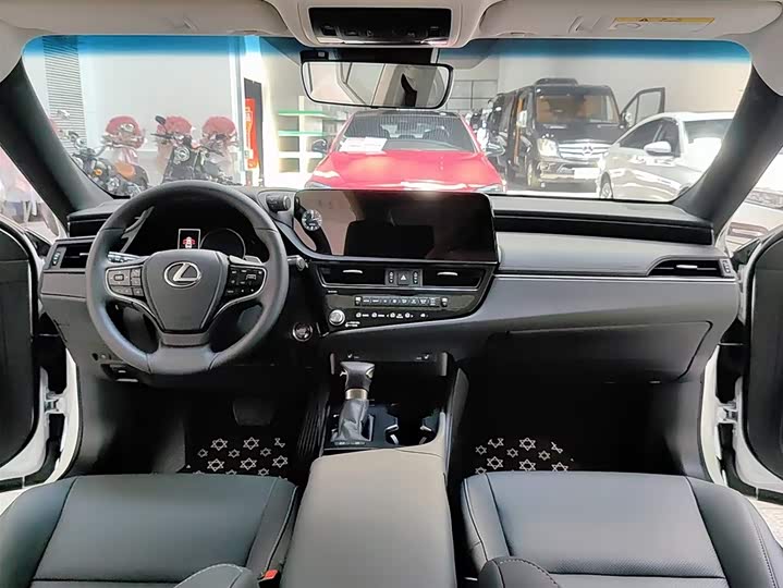 Фото 9 - Lexus ES