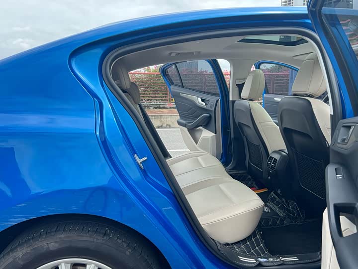 Фото 14 - Ford Focus