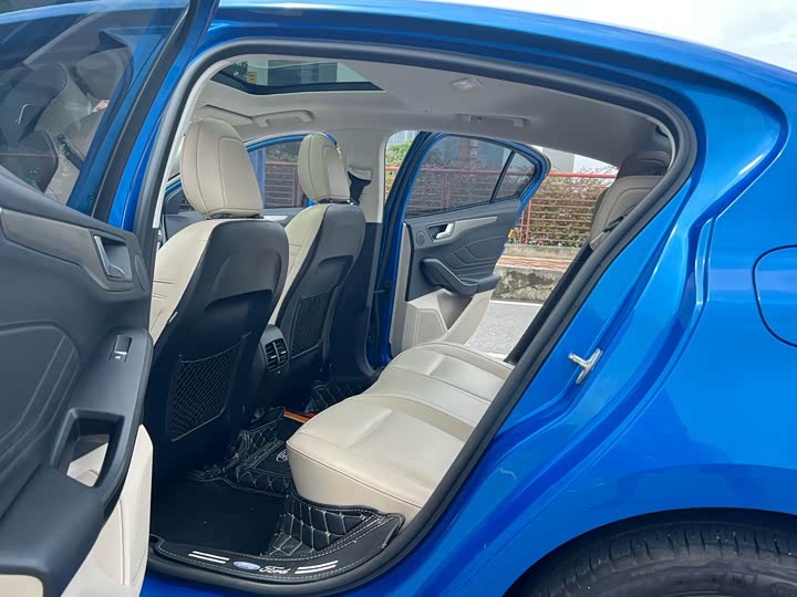 Фото 16 - Ford Focus