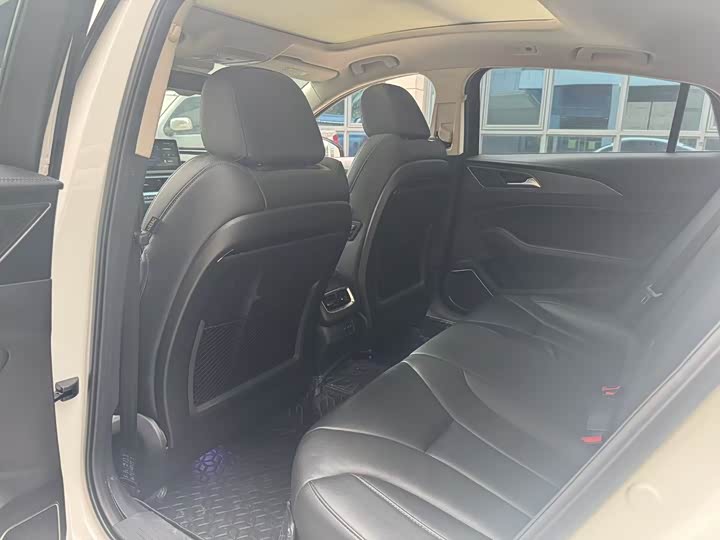 Фото 10 - Hongqi H5