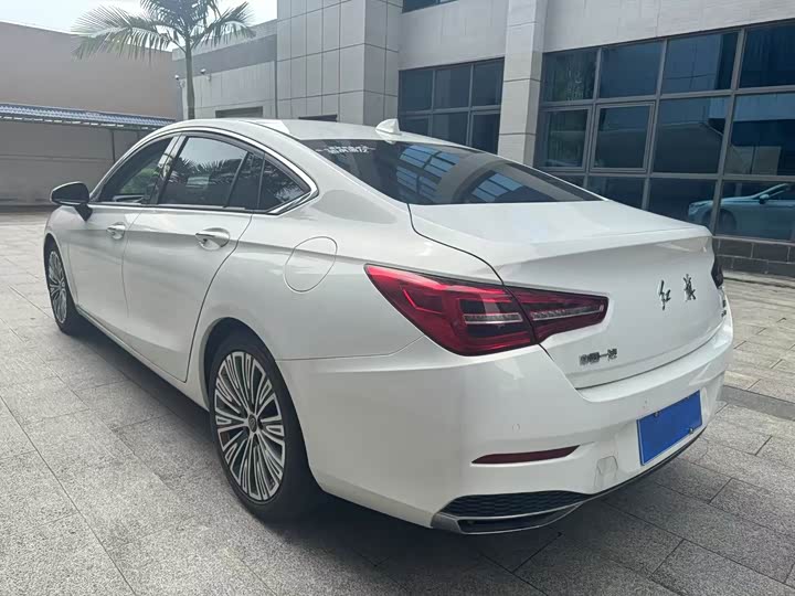 Фото 11 - Hongqi H5