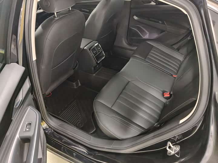 Фото 12 - Volkswagen Passat