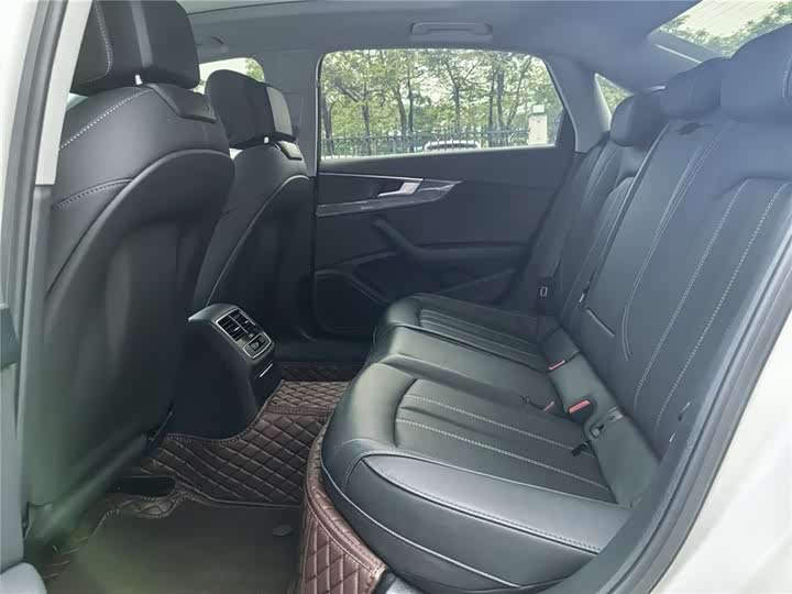 Фото 10 - Audi A4L