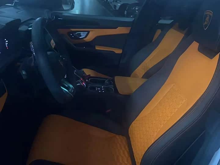 Фото 3 - Lamborghini Urus