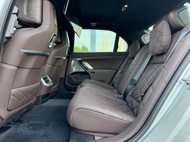 Фото 19 - BMW i7