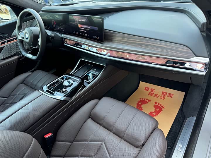 Фото 24 - BMW i7