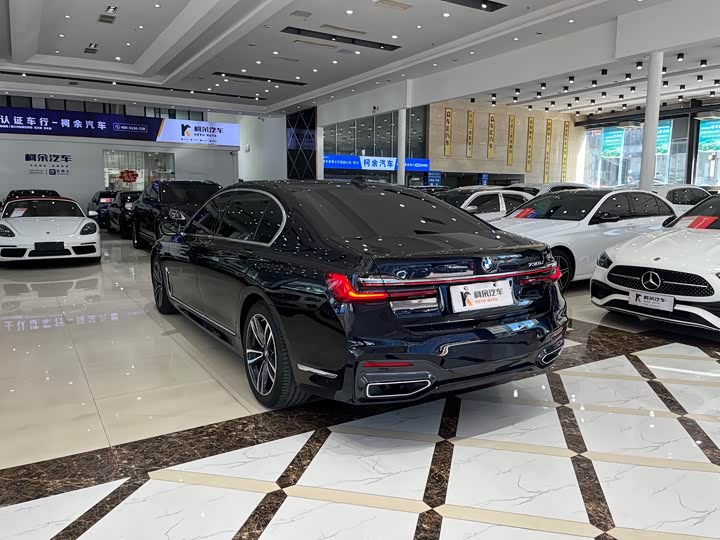 Фото 13 - BMW 7 Series