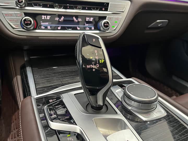 Фото 9 - BMW 7 Series