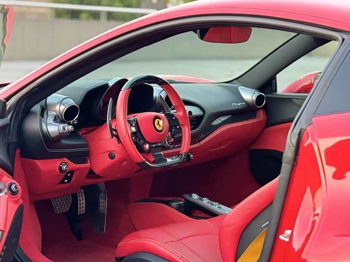 Фото 2 - Ferrari F8