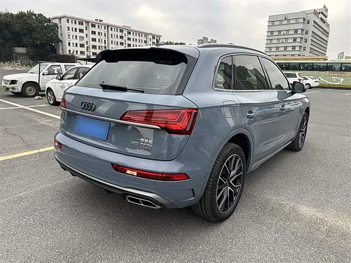 Фото 8 - Audi Q5L