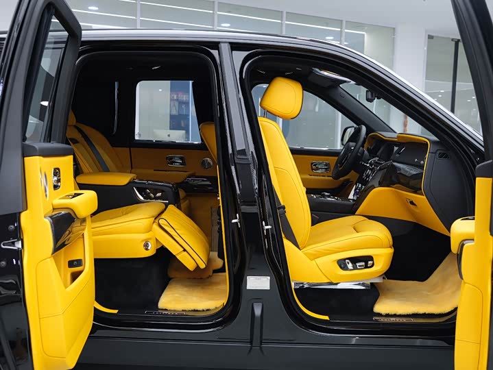 Фото 26 - Rolls-Royce Cullinan