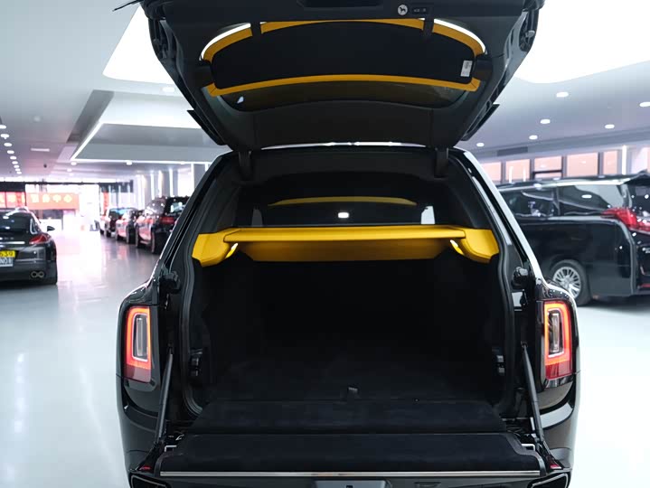 Фото 27 - Rolls-Royce Cullinan