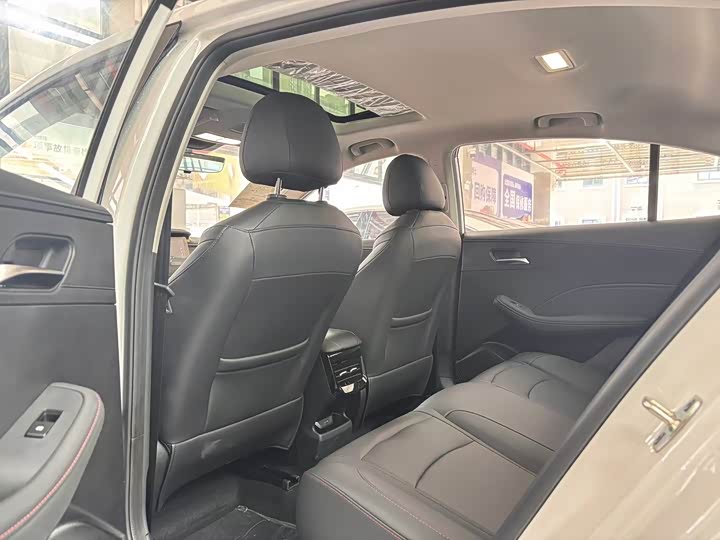 Фото 6 - Roewe i5