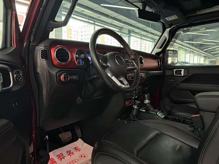 Фото 10 - Jeep Wrangler