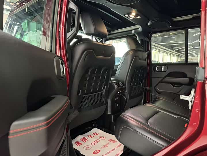 Фото 11 - Jeep Wrangler