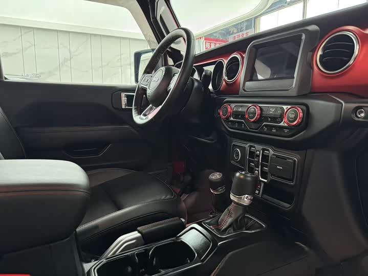 Фото 12 - Jeep Wrangler