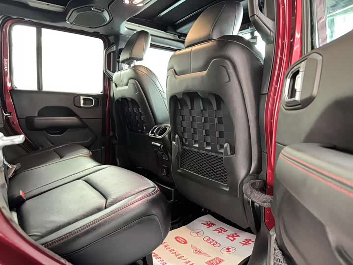 Фото 13 - Jeep Wrangler