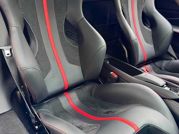 Фото 10 - Ferrari F8