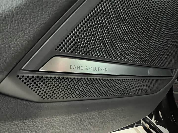 Фото 11 - Audi A6L