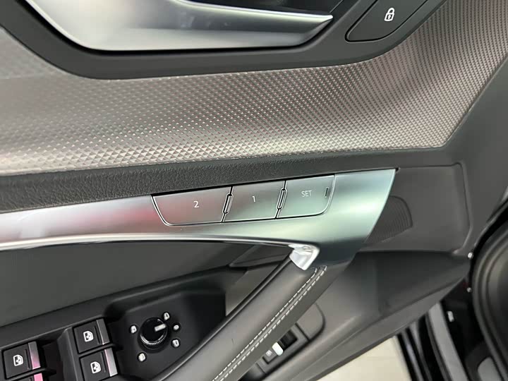 Фото 12 - Audi A6L