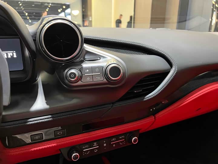 Фото 10 - Ferrari F8