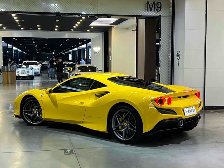 Фото 4 - Ferrari F8