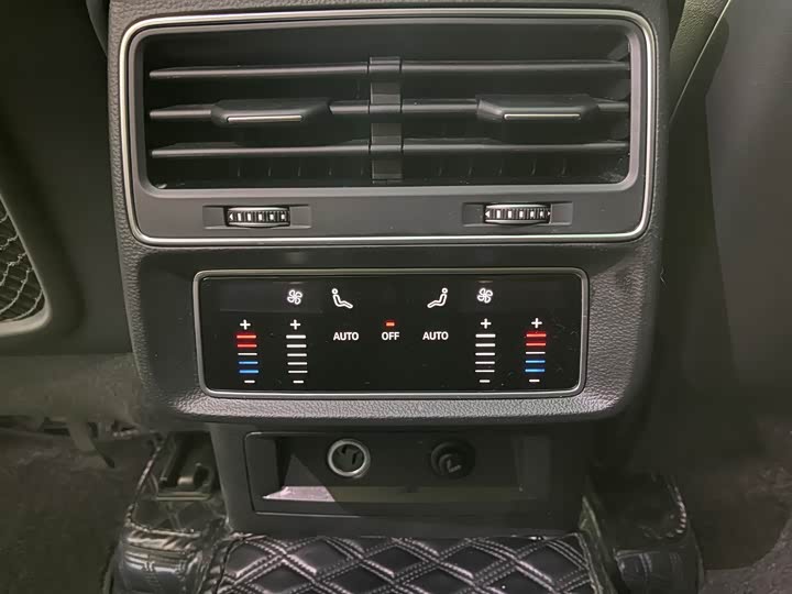 Фото 16 - Audi Q7