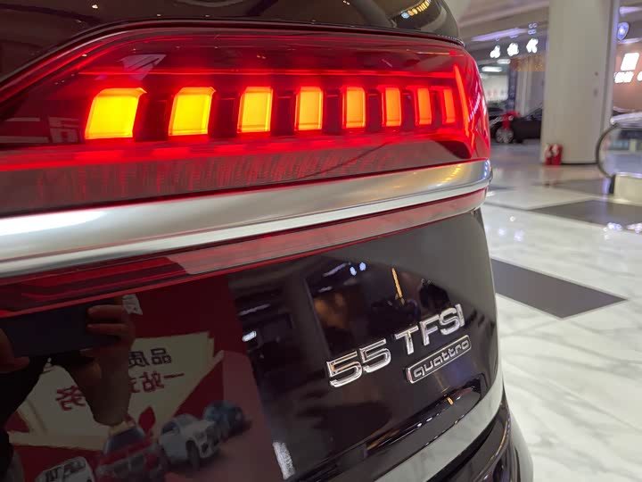 Фото 18 - Audi Q7