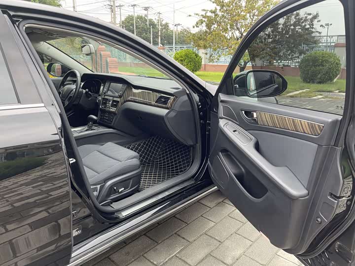 Фото 14 - Hongqi H7