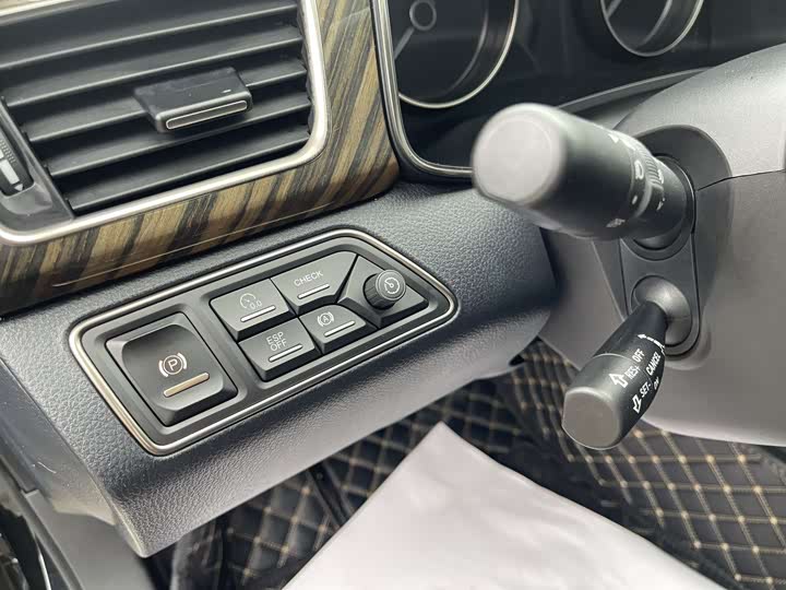 Фото 19 - Hongqi H7