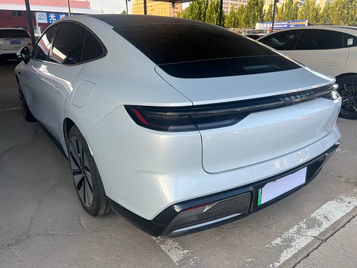 Фото 7 - Geely Galaxy E8