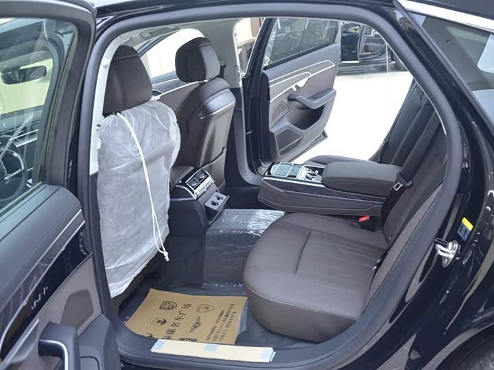 Фото 5 - Audi A8