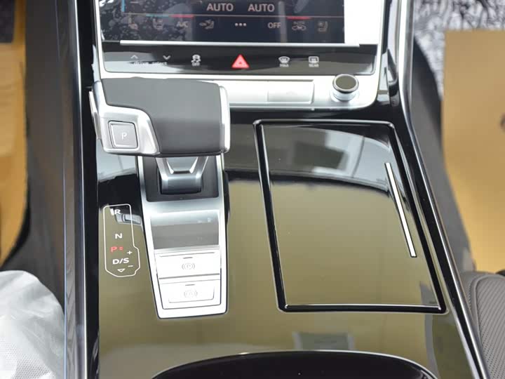 Фото 9 - Audi A8