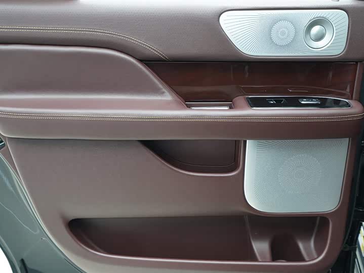 Фото 17 - Lincoln Navigator