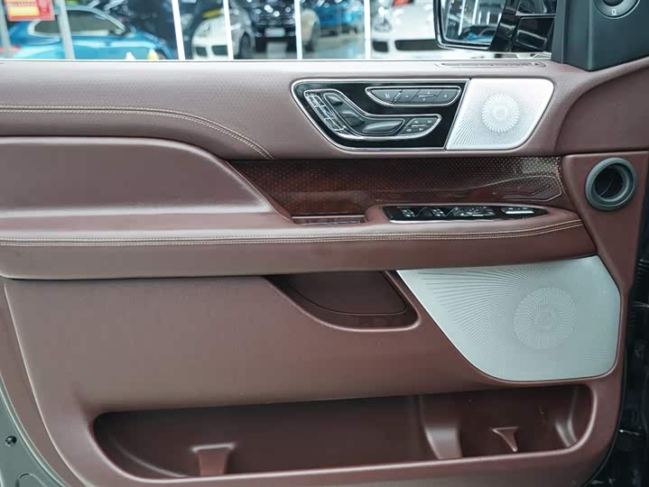 Фото 5 - Lincoln Navigator