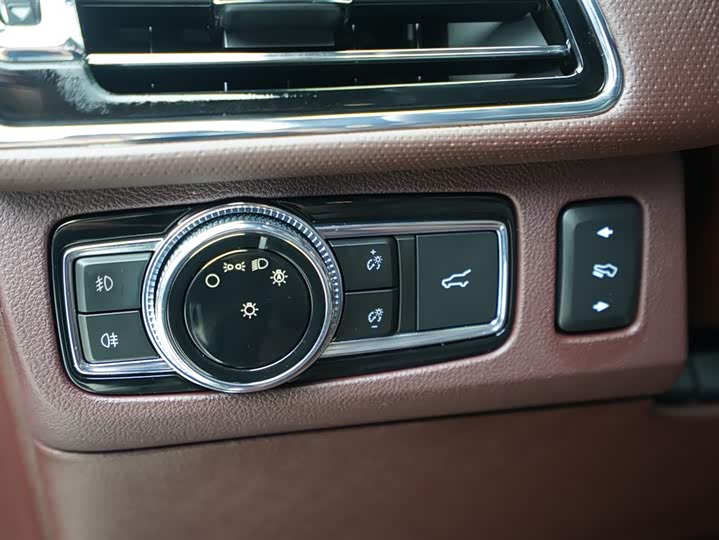Фото 6 - Lincoln Navigator