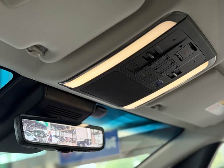 Фото 14 - Lexus LM