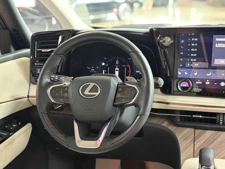 Фото 20 - Lexus LM