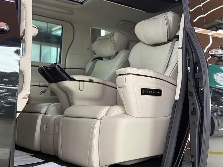 Фото 23 - Lexus LM