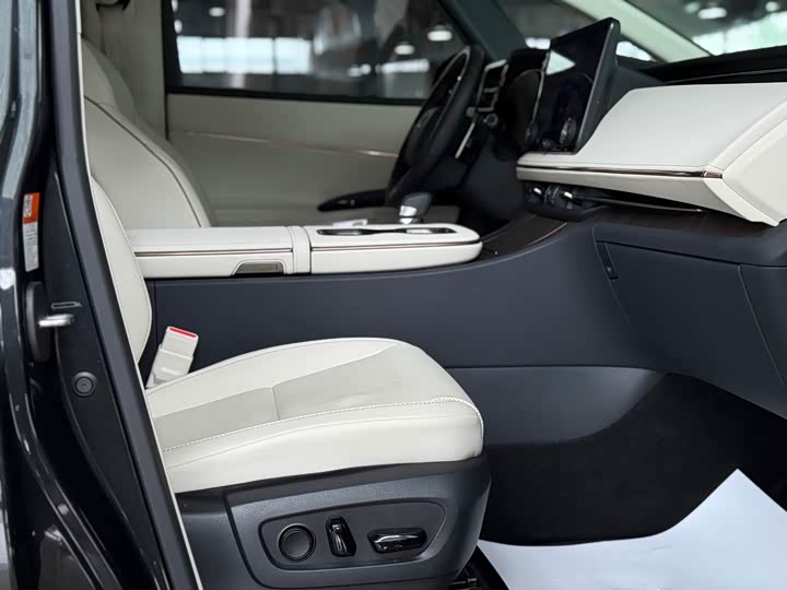 Фото 24 - Lexus LM