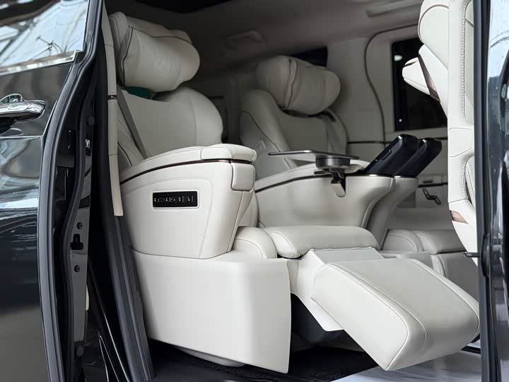 Фото 25 - Lexus LM