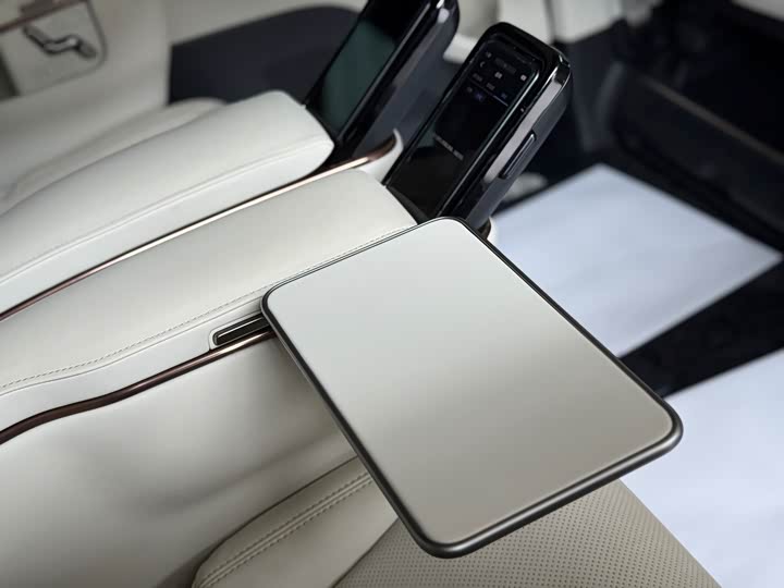 Фото 26 - Lexus LM